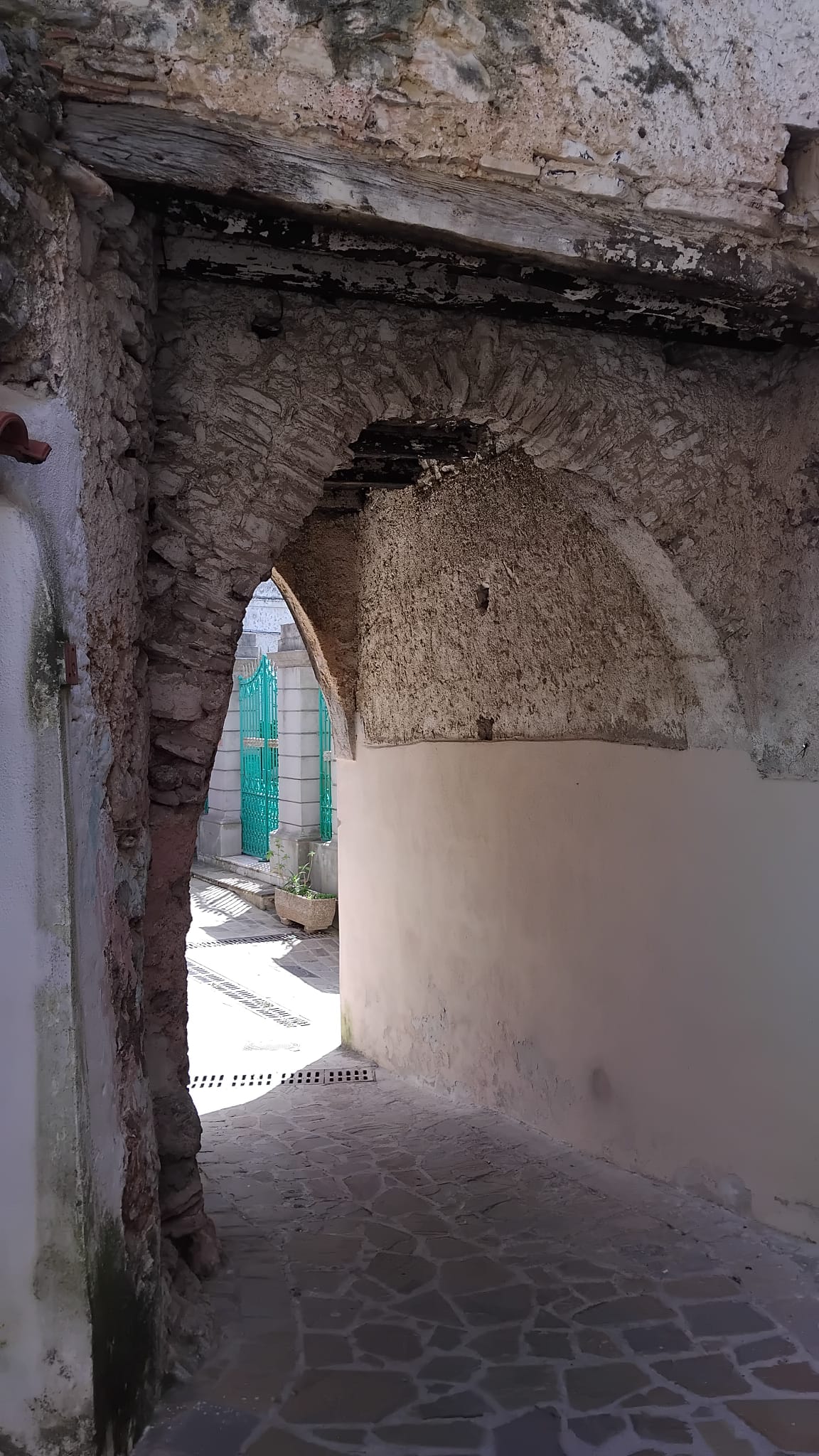 Antica porta del borgo di Camerota