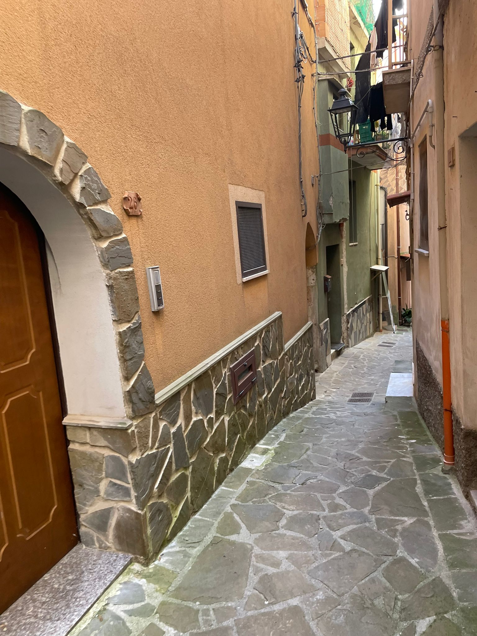 Vicolo del borgo di Camerota con arco in pietra