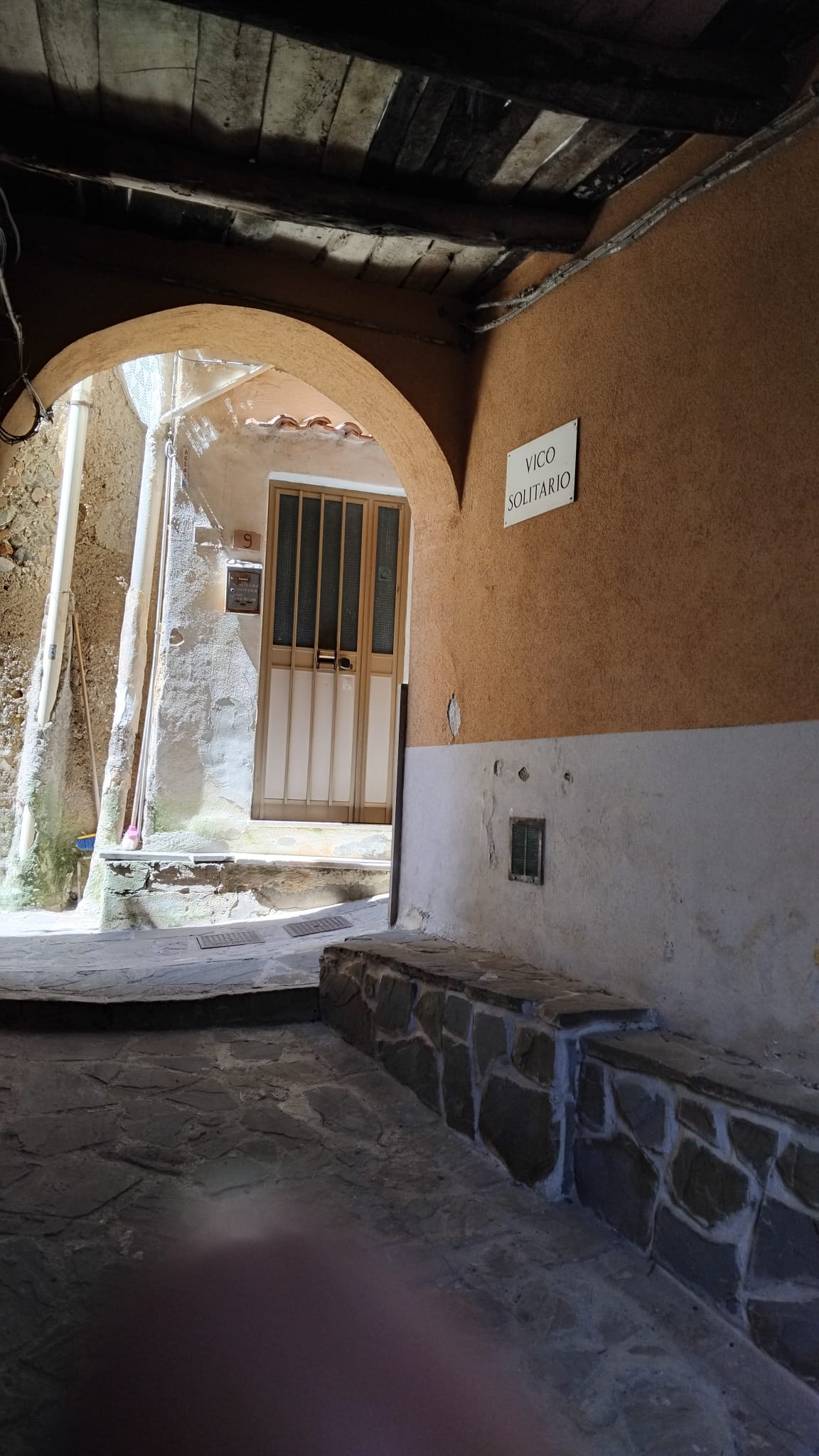 Vicolo silenzioso nel borgo antico di Camerota