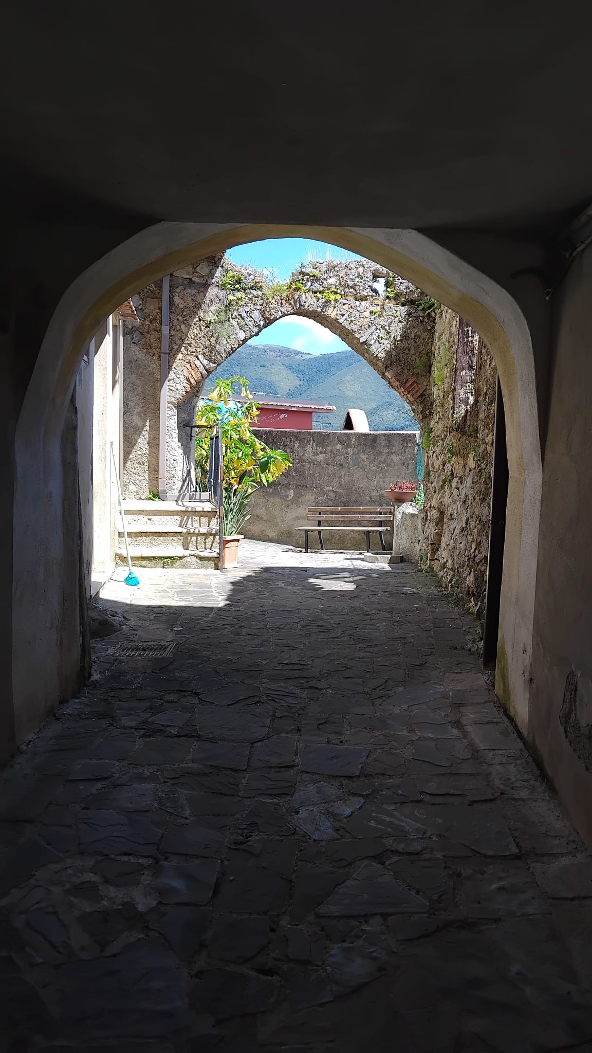 Arco antico in pietra nel borgo di Camerota
