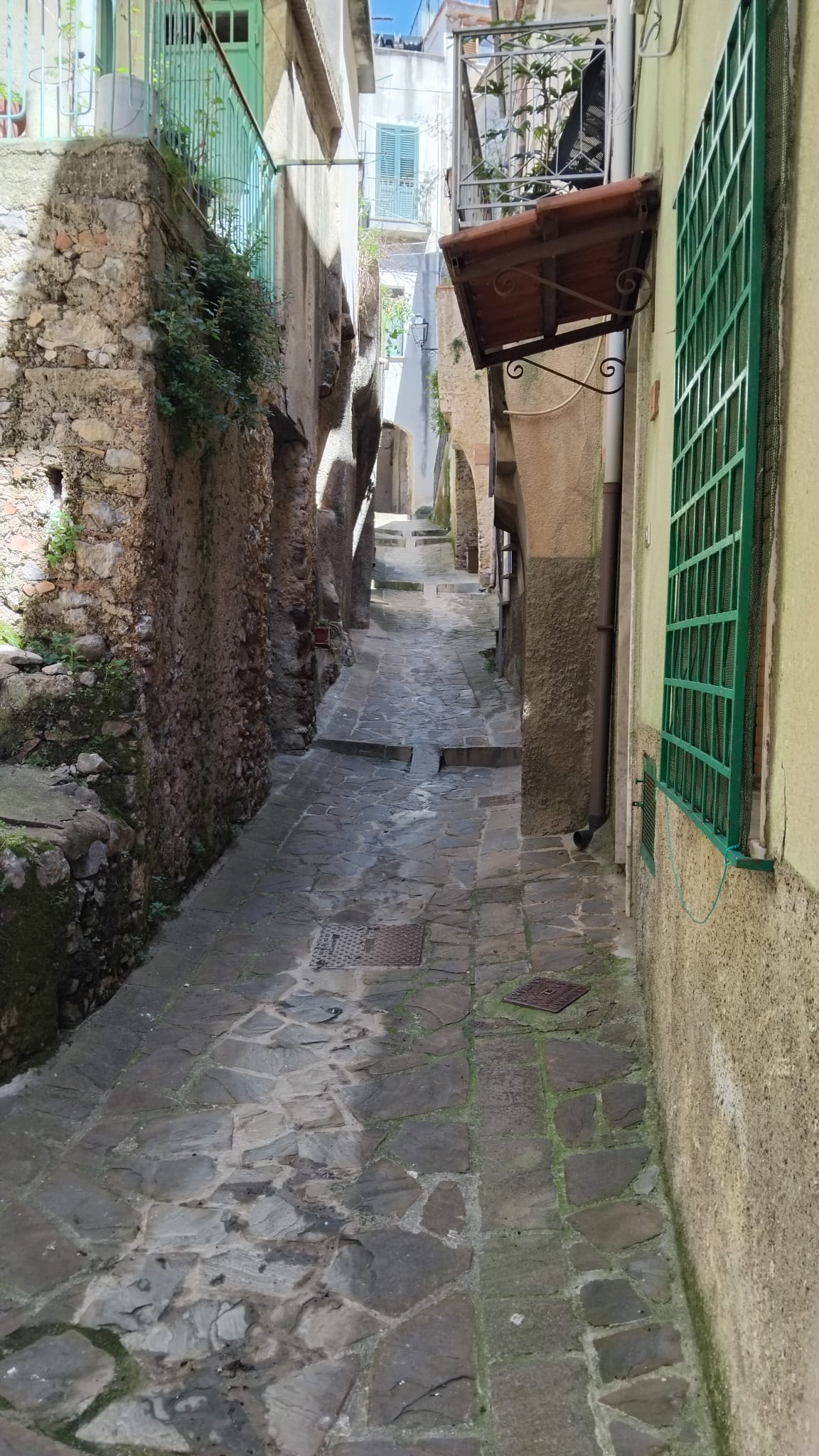 Vicolo stretto nel centro storico di Camerota