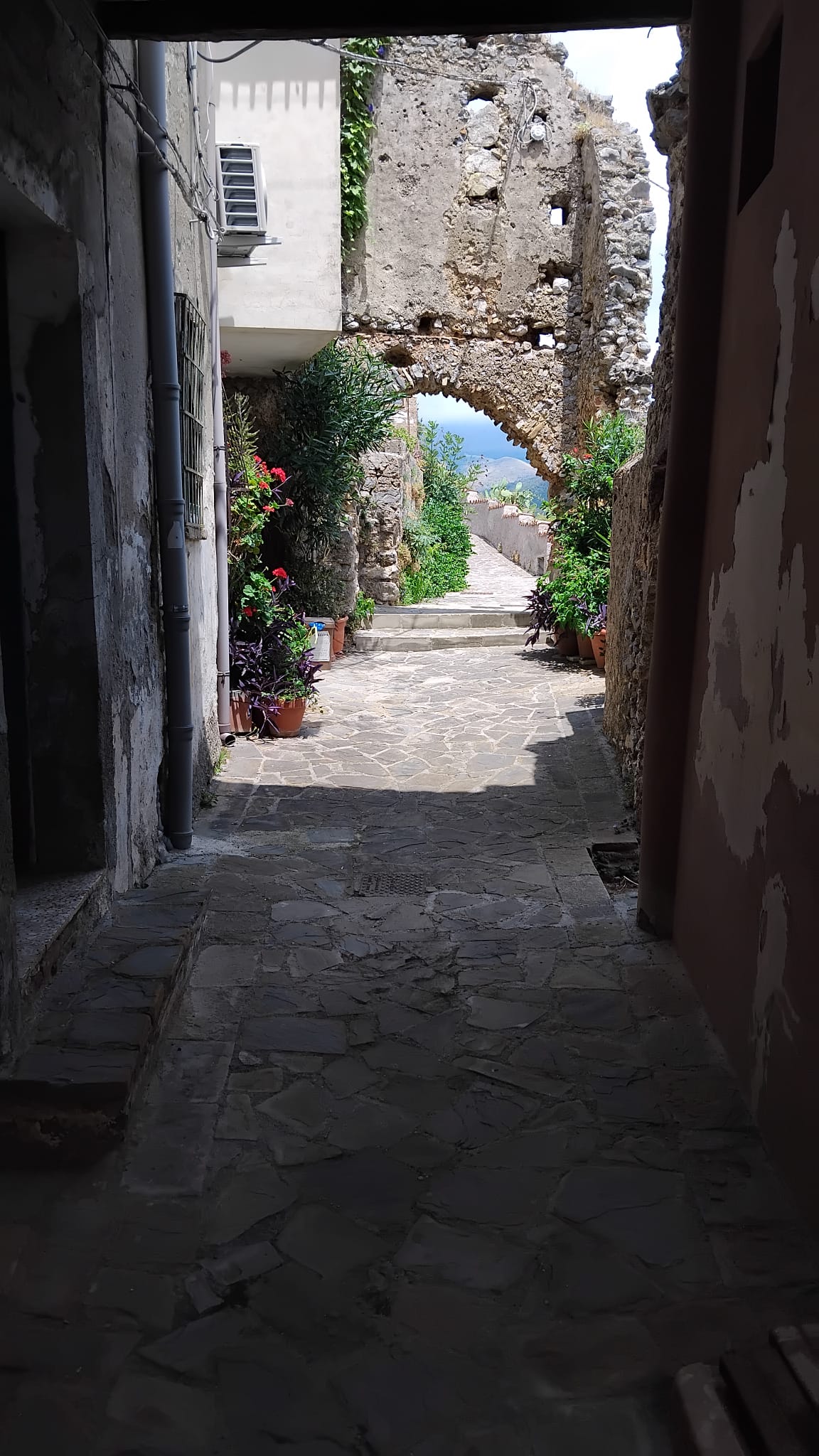 Arco storico di Camerota con vista sul mare