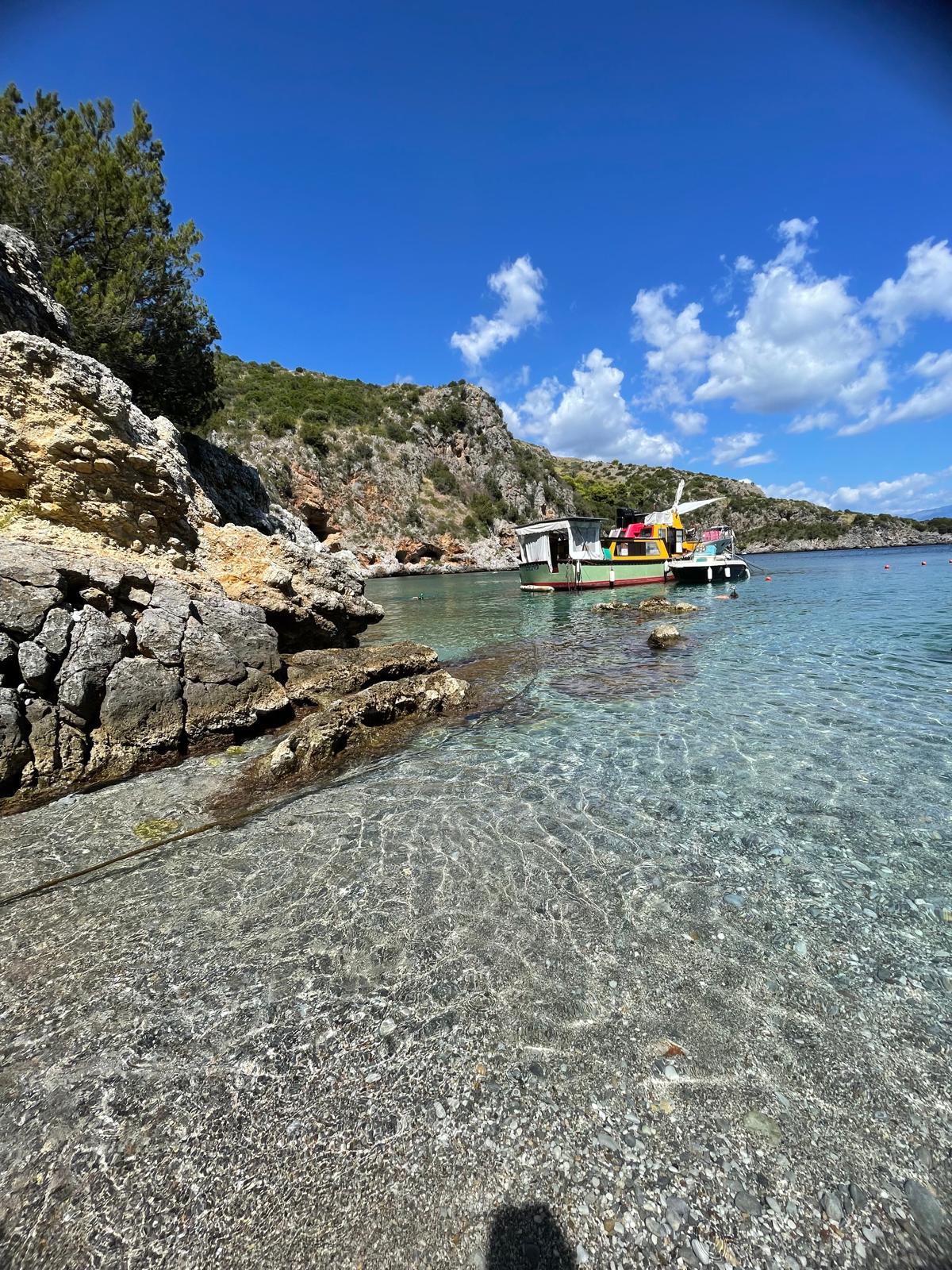 Baia degli Infreschi con mare cristallino e barche