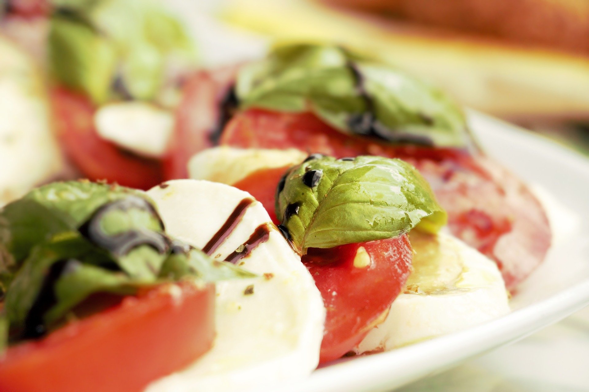 Mozzarella fresca con pomodoro e ingredienti mediterranei